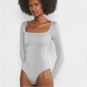 Aritzia Contour Metallic Gray
Long Sleeve Bodysuit with Square Neckline Size M